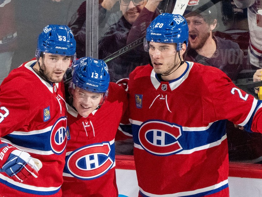 Gólová radosť hráčov Montrealu, zľava Noah Dobson, Cole Caufield a Juraj Slafkovský.