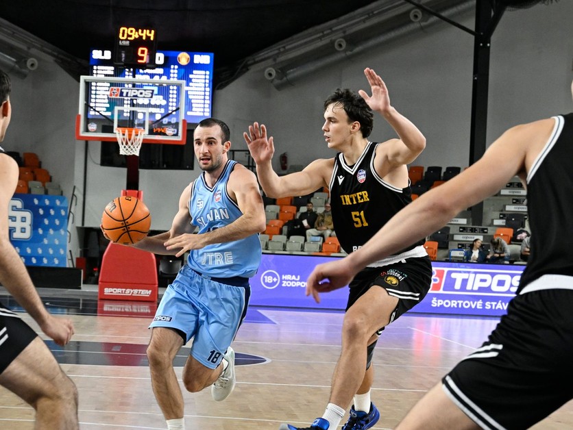 Na snímke uprostred vľavo Niko Bačvič (Slovan) a vpravo Maroš Golian (Inter Basket) v zápase 7. kola Tipos SBL BC Slovan Bratislava – Inter Basket.