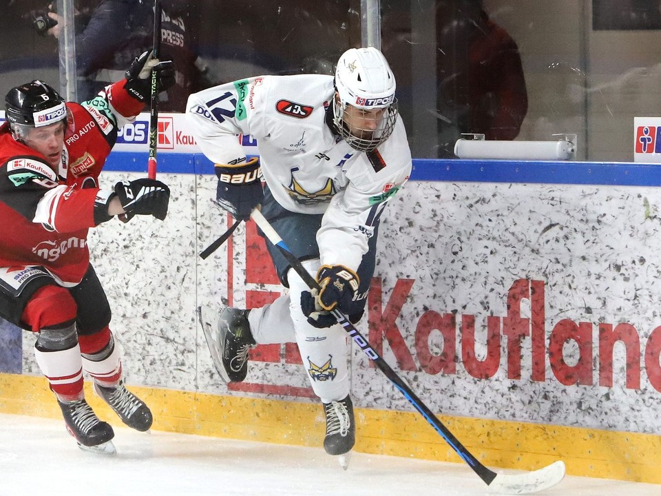 Na snímke zľava Patrík Bačík (Banská Bystrica) a Michael Drábek (Spišská Nová Ves).