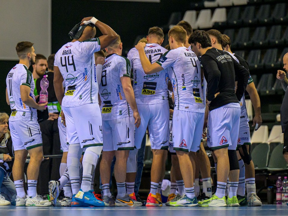 Hádzanári Tatrana Prešov počas zápasu.