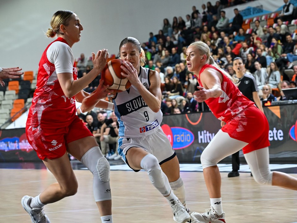 Klaudia Gertchen (Poľsko), Terézia Páleniková (Slovensko) počas basketbalového zápasu kvalifikácie ME 2027.