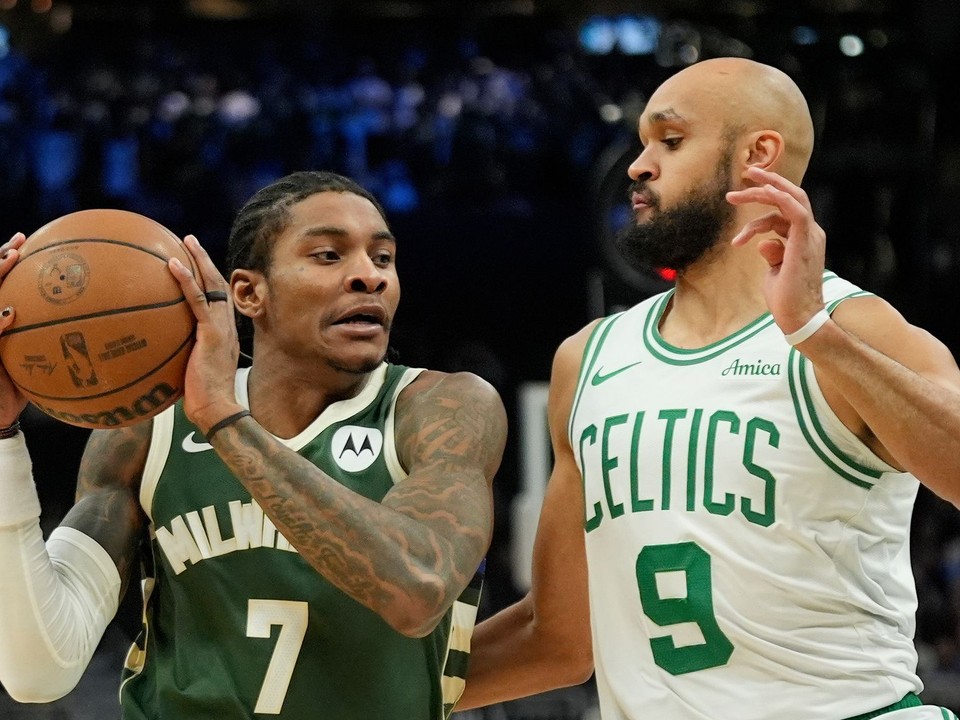 Kevin Porter Jr. (7) v súboji s Derrickom Whiteom (9) v zápase NBA Milwaukee Bucks - Boston Celtics.