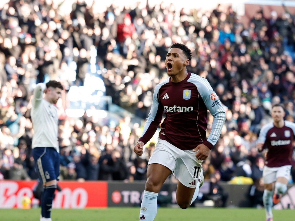 Ollie Watkins oslavuje gól v sieti Nottinghamu.