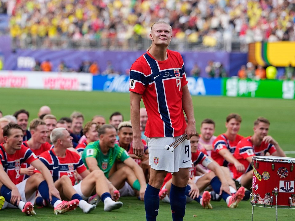 Erling Haaland v popredí spoluhráčov z Nórska.