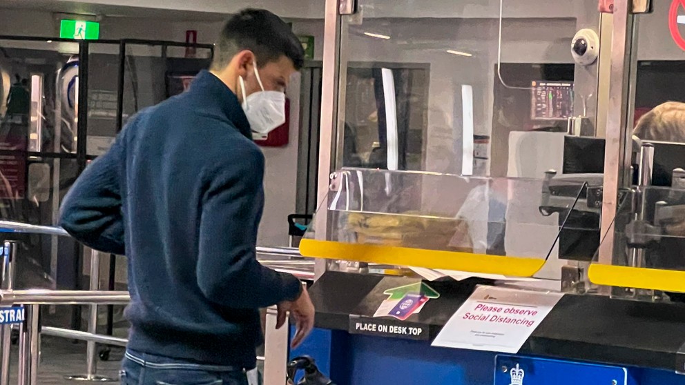 Novak Djokovič počas kontroly na letisku.