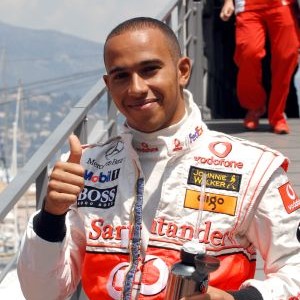 Lewis Hamilton v kombinéze McLarenu.