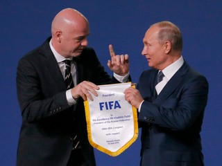 Šéf FIFA GIanni Infantino a Vladimir Putin na archívnej snímke,