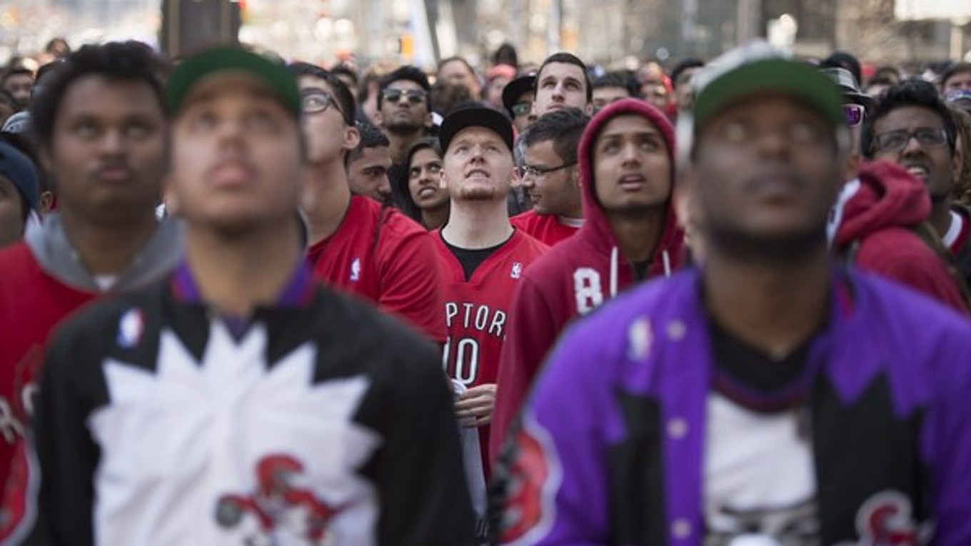 Fanúšikovia tímu Toronto Raptors sledujú otvárací súboj play off sezóny NBA na obrazovke na námestí Maple Leaf Square.