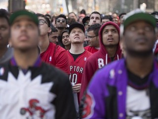 Fanúšikovia tímu Toronto Raptors sledujú otvárací súboj play off sezóny NBA na obrazovke na námestí Maple Leaf Square.