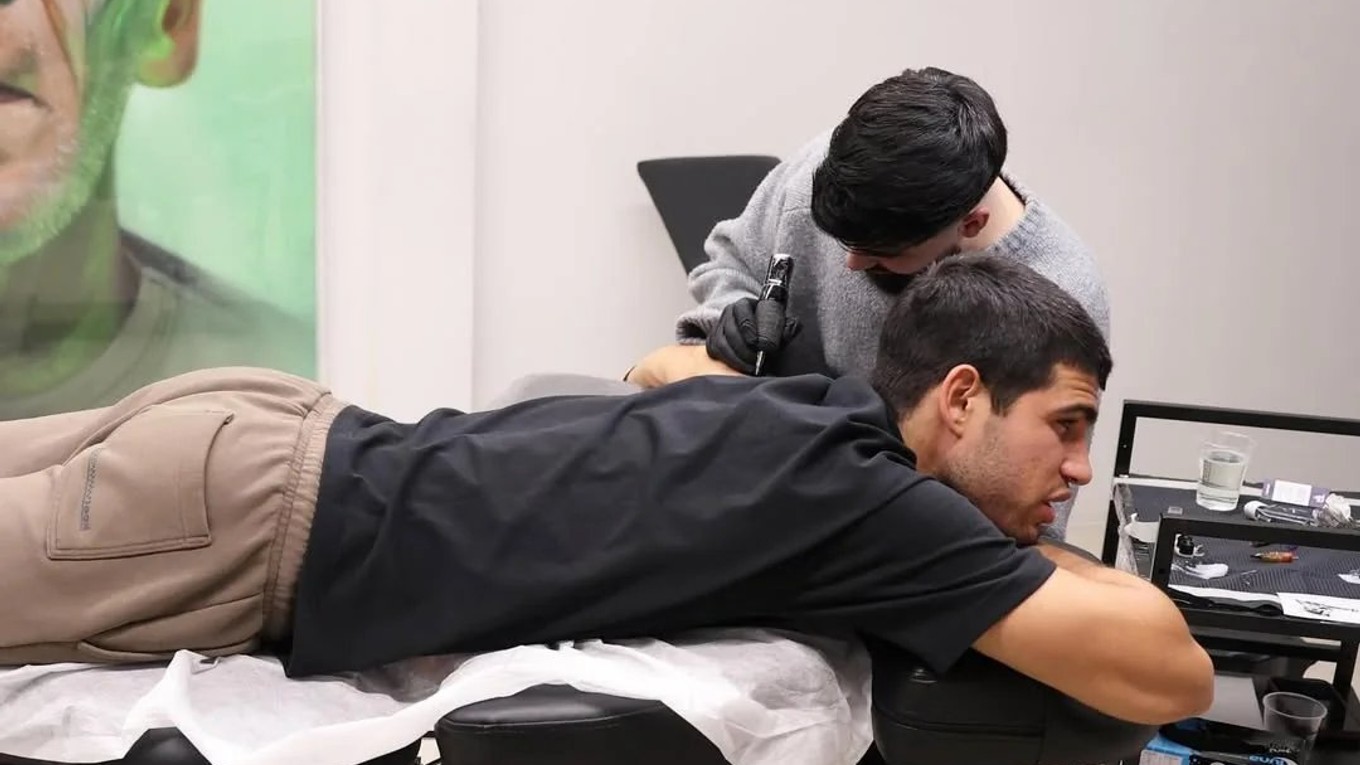 Carlos Alcaraz si dáva tetovanie.