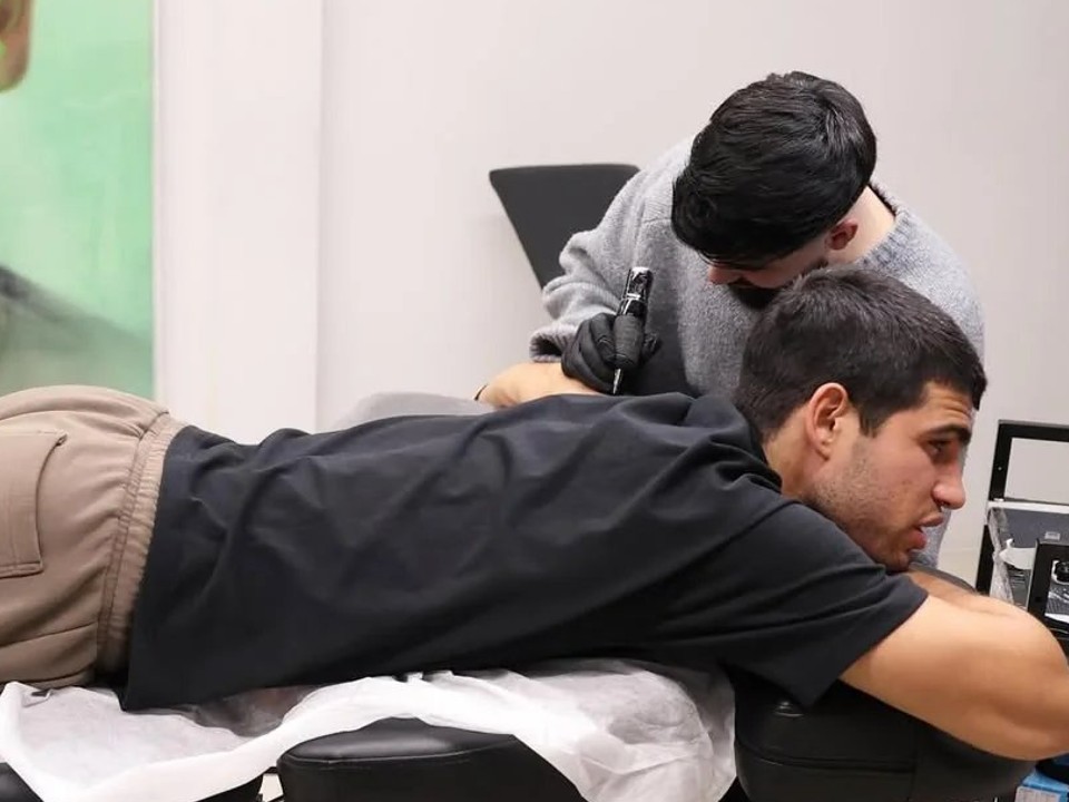 Carlos Alcaraz si dáva tetovanie. 