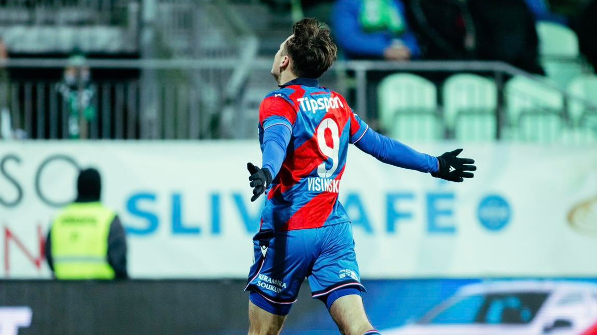 Hráč Plzne oslavuje gól