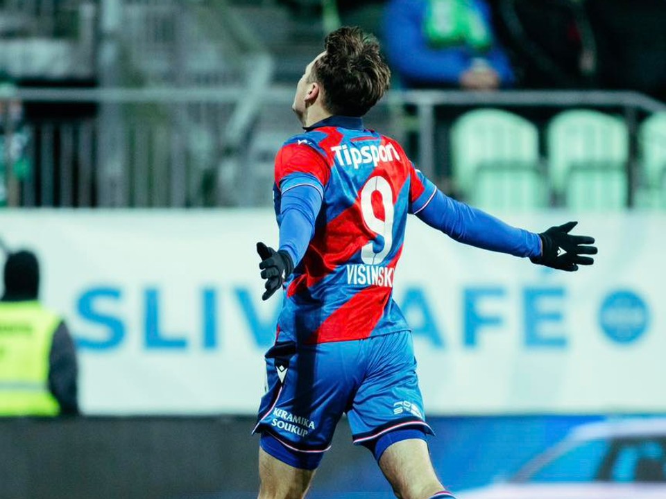 Hráč Plzne oslavuje gól