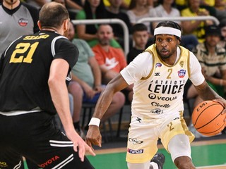 zľava Milan Szabó (Inter) a Tony Hollis Hicks (Levice)