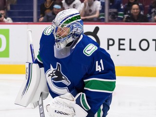 Jaroslav Halák v bránke Vancouver Canucks.