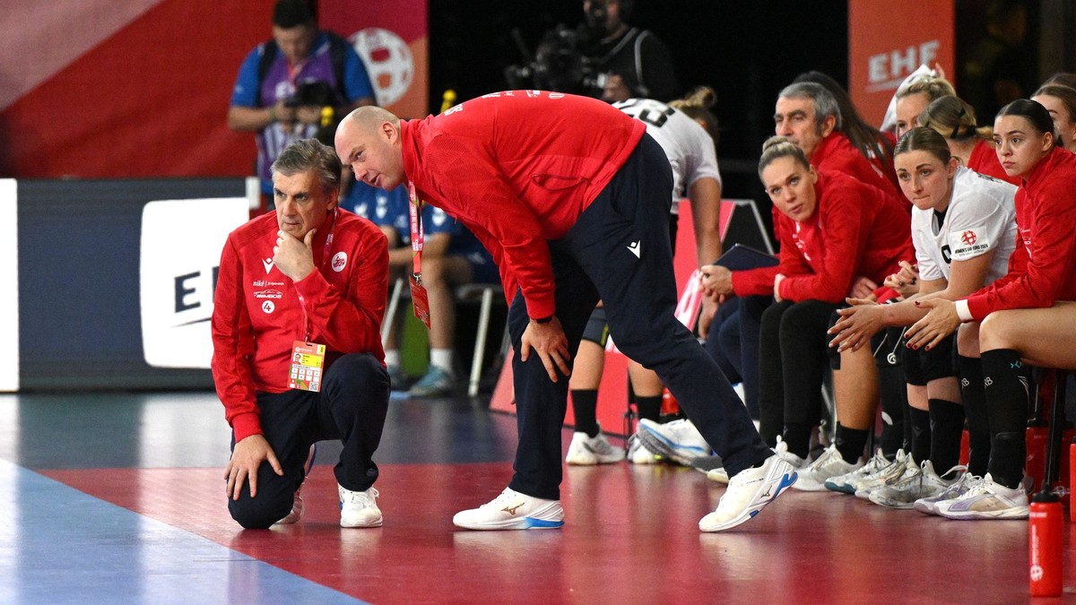 Tréner Slovenska Jorge Dueňas a asistent trénera Peter Pčola.