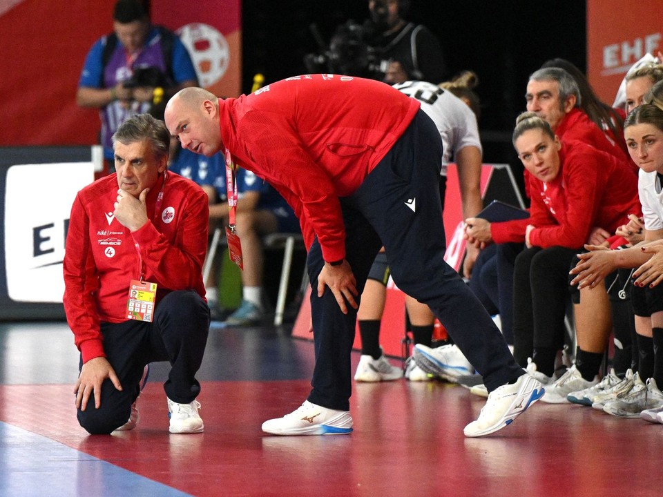 Tréner Slovenska Jorge Dueňas a asistent trénera Peter Pčola.