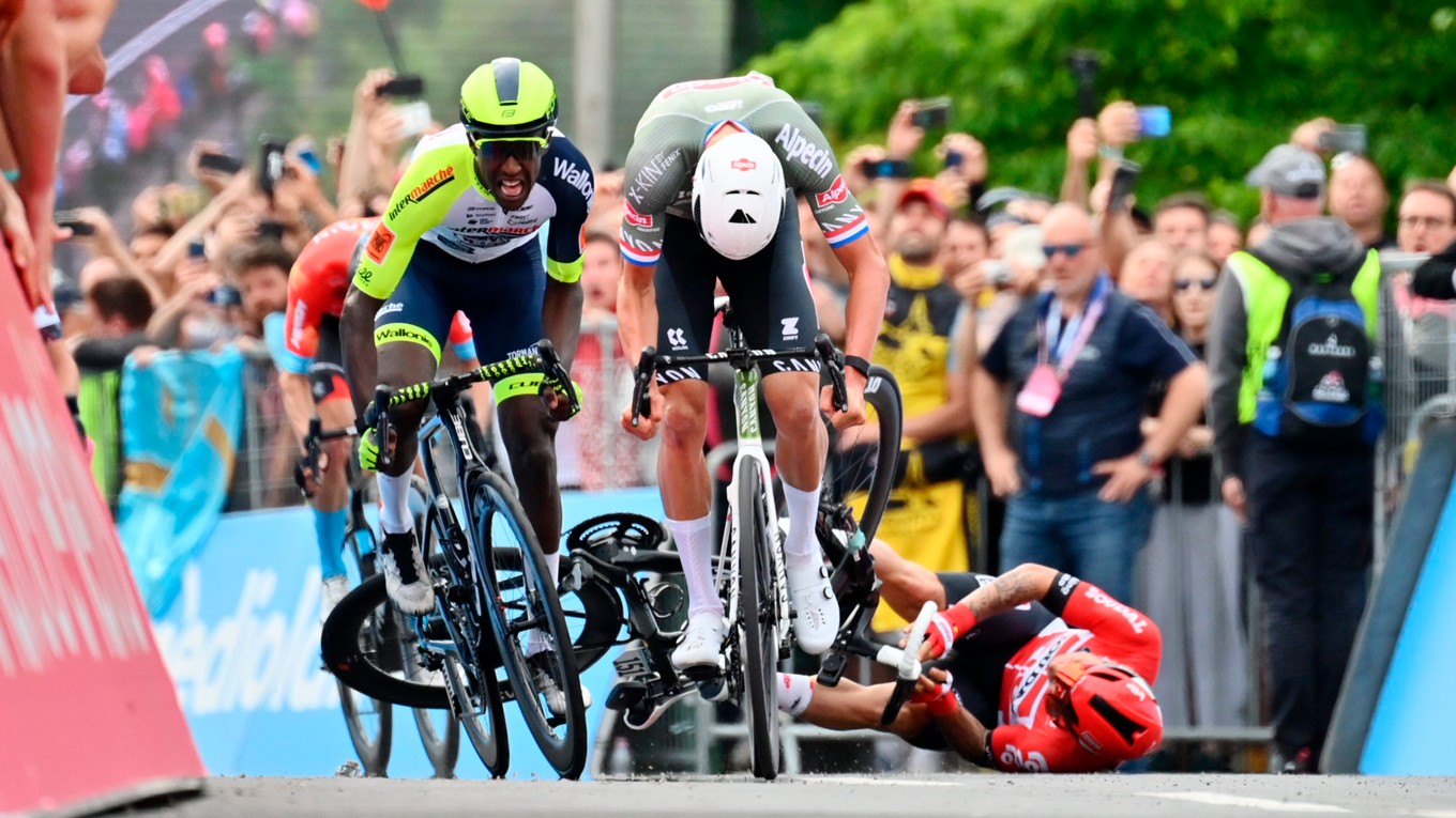 Mathieu van der Poel vyhral 1. etapu pretekov Giro d'Italia 2022. 