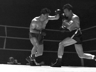 Súboj László Papp vs. Sauveur Chiocca v Paláci športov v Paríži v roku 1961.
