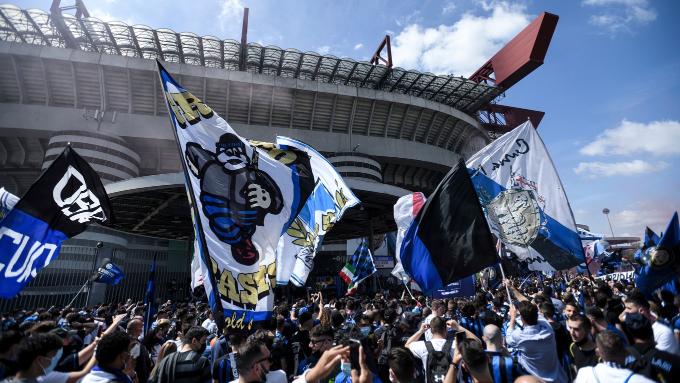 Fanúšikovia Inter Miláno pred štadiónom San Siro (Štadión Giuseppeho Meazzu).