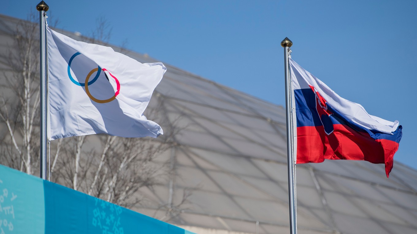 Olympijská a slovenská vlajka - ilustračná fotografia.