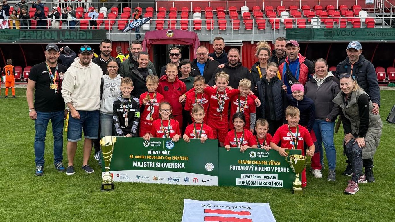 Futbalisti a futbalistky zo ZŠ Spojová po víťazstve na McDonald´s Cupe.