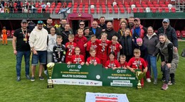 Futbalisti a futbalistky zo ZŠ Spojová po víťazstve na McDonald´s Cupe.