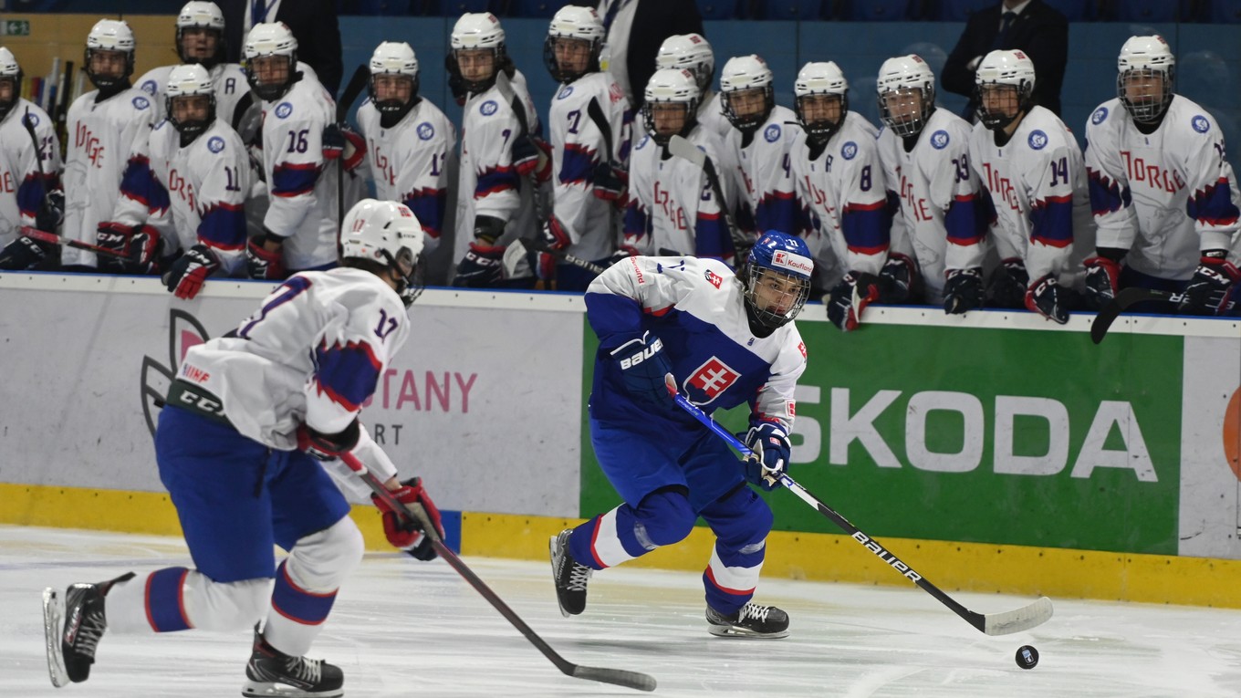 Ondrej Molnár (vpravo) na turnaji 1-A divízie MS v hokeji do 18 rokov 2022.
