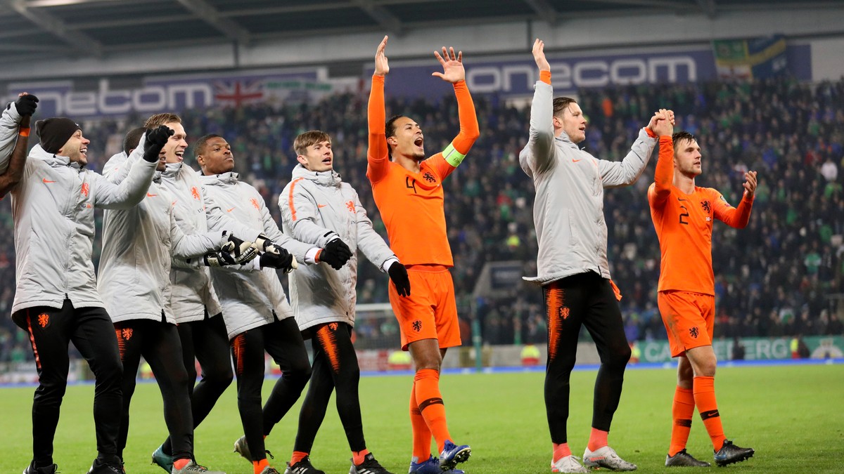 Kapitán holandskej reprezentácie Virgil Van Dijk oslavuje v Belfaste so spoluhráčmi a fanúšikmi postup na EURO.