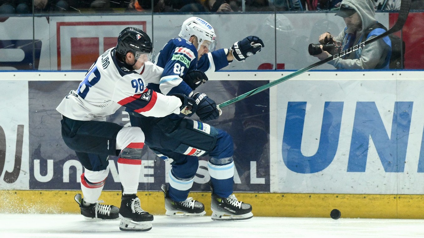 Zľava Andrej Golian (Slovan) a Karol Csányi (Nitra) v zápase 41. kola Tipos extraligy medzi HK Nitra - HC Slovan Bratislava.