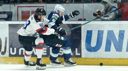 Zľava Andrej Golian (Slovan) a Karol Csányi (Nitra) v zápase 41. kola Tipos extraligy medzi HK Nitra - HC Slovan Bratislava.