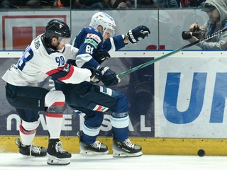 Zľava Andrej Golian (Slovan) a Karol Csányi (Nitra) v zápase 41. kola Tipos extraligy medzi HK Nitra - HC Slovan Bratislava.