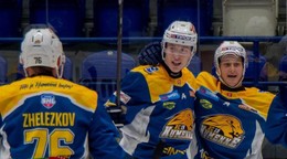Hokejisti HC 19 Humenné oslavujú gól.