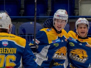 Hokejisti HC 19 Humenné oslavujú gól.