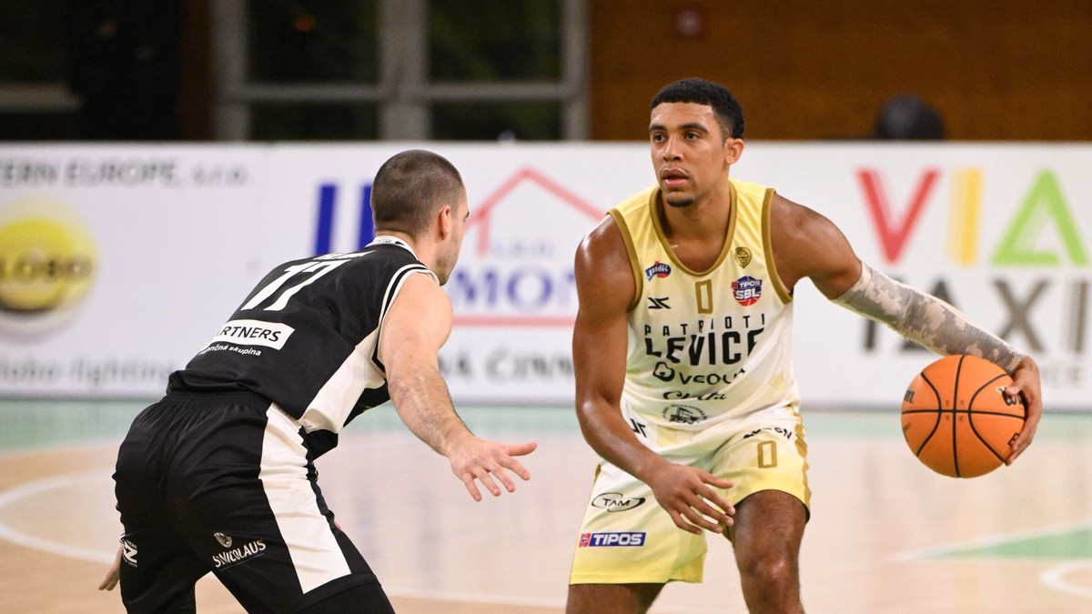 Na snímke zľava Dalibor Hlivák (Prievidza) a D'mitrik Alexander Trice (Levice).