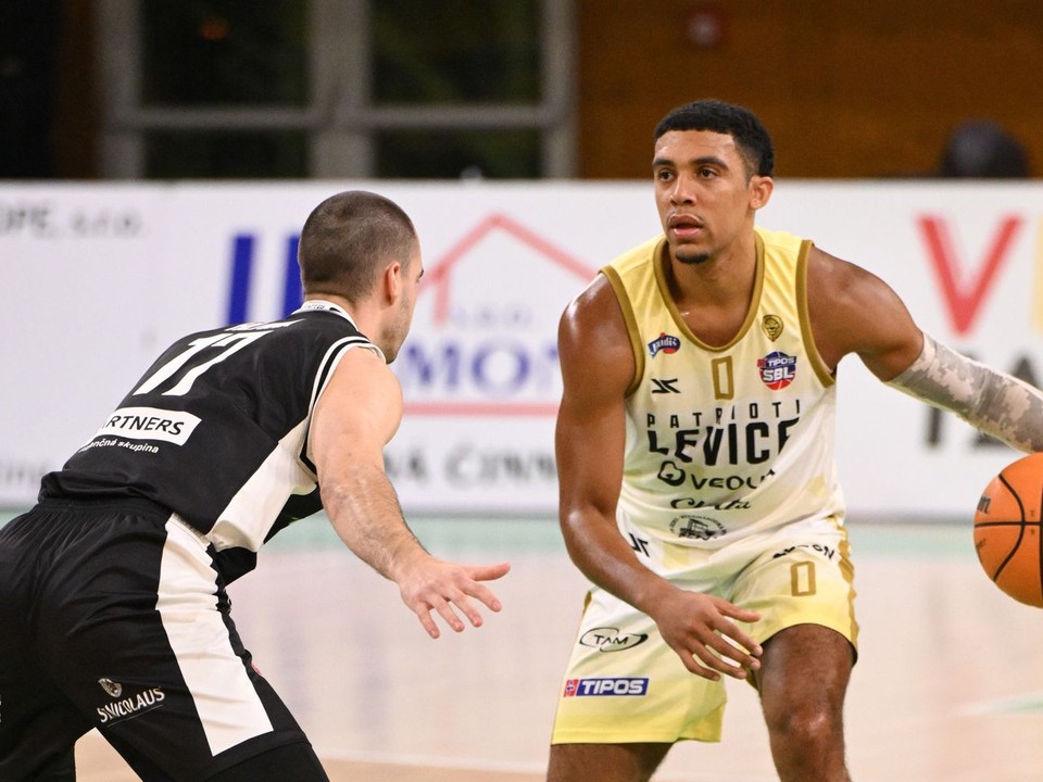 Na snímke zľava Dalibor Hlivák (Prievidza) a D'mitrik Alexander Trice (Levice).