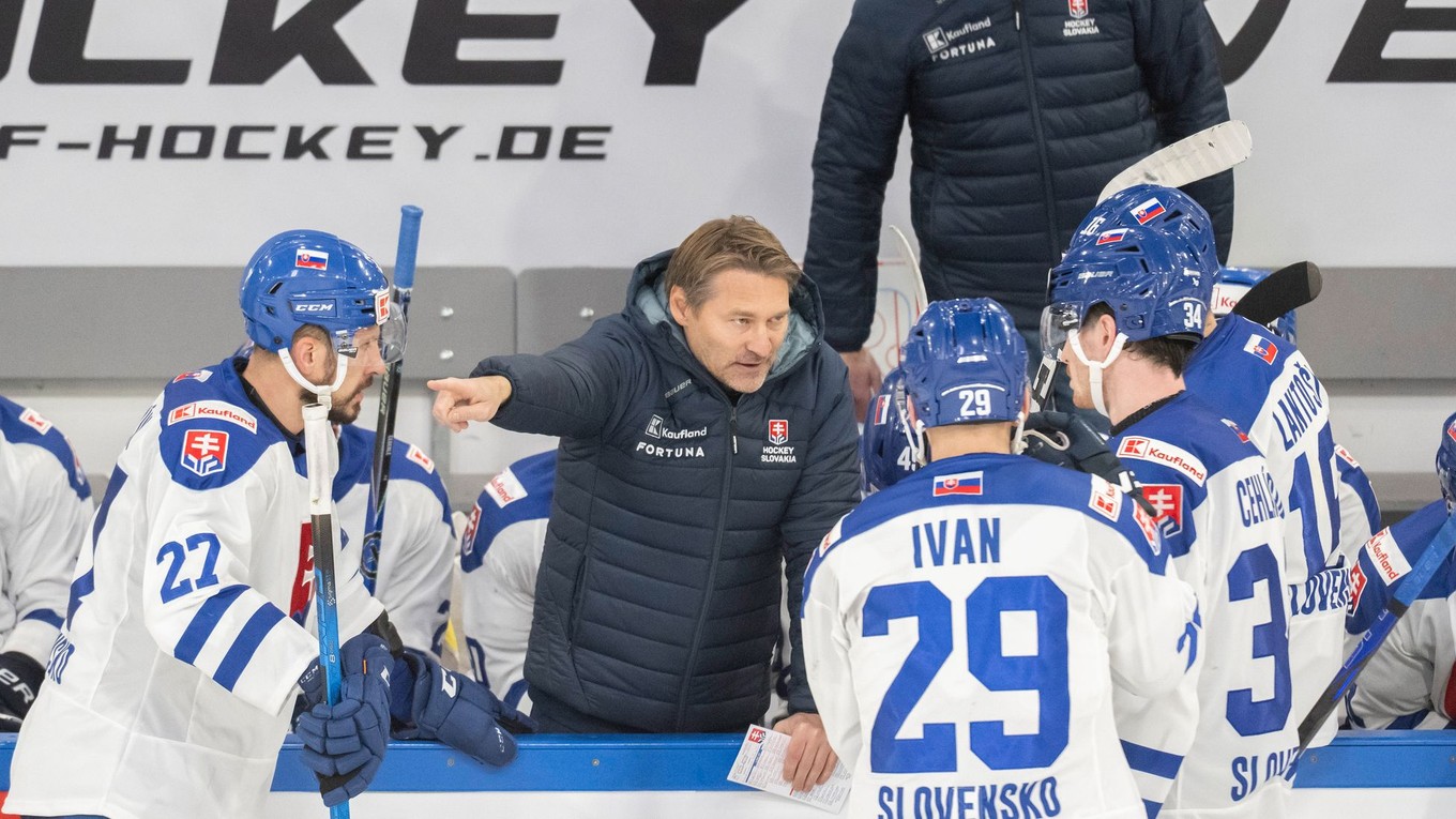 Slovenskí hokejisti s trénerom Vladimírom Országhom.