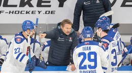 Slovenskí hokejisti s trénerom Vladimírom Országhom.