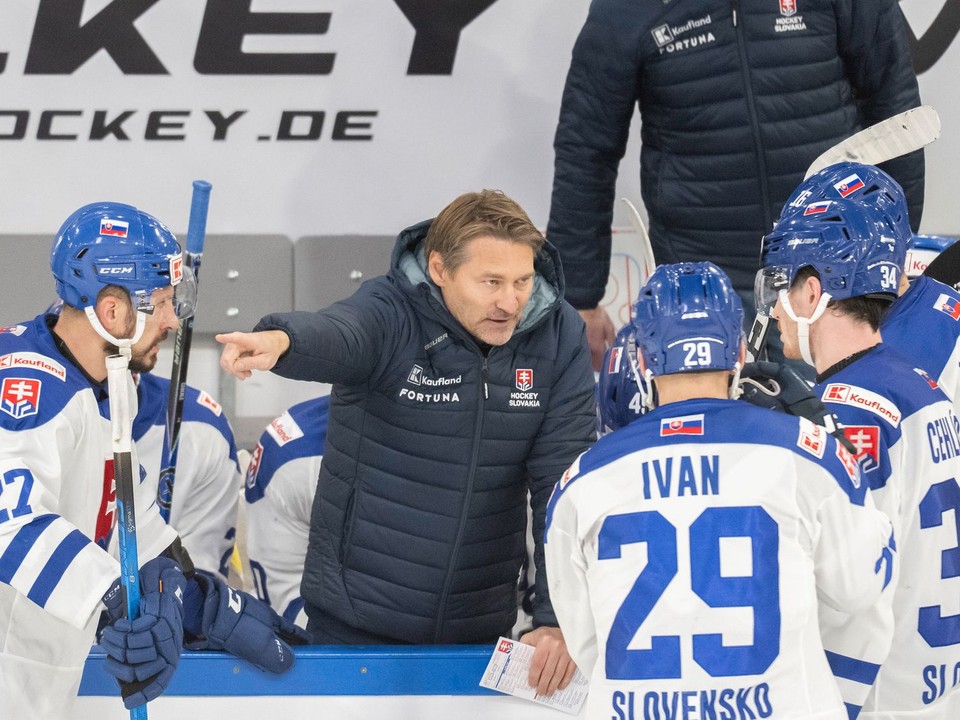 Slovenskí hokejisti s trénerom Vladimírom Országhom.