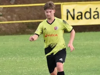 Samuel Urgela v drese Ladomerskej Viesky.