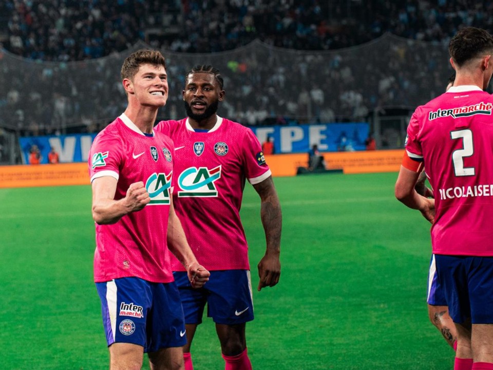 Futbalisti Toulouse oslavujú gól.