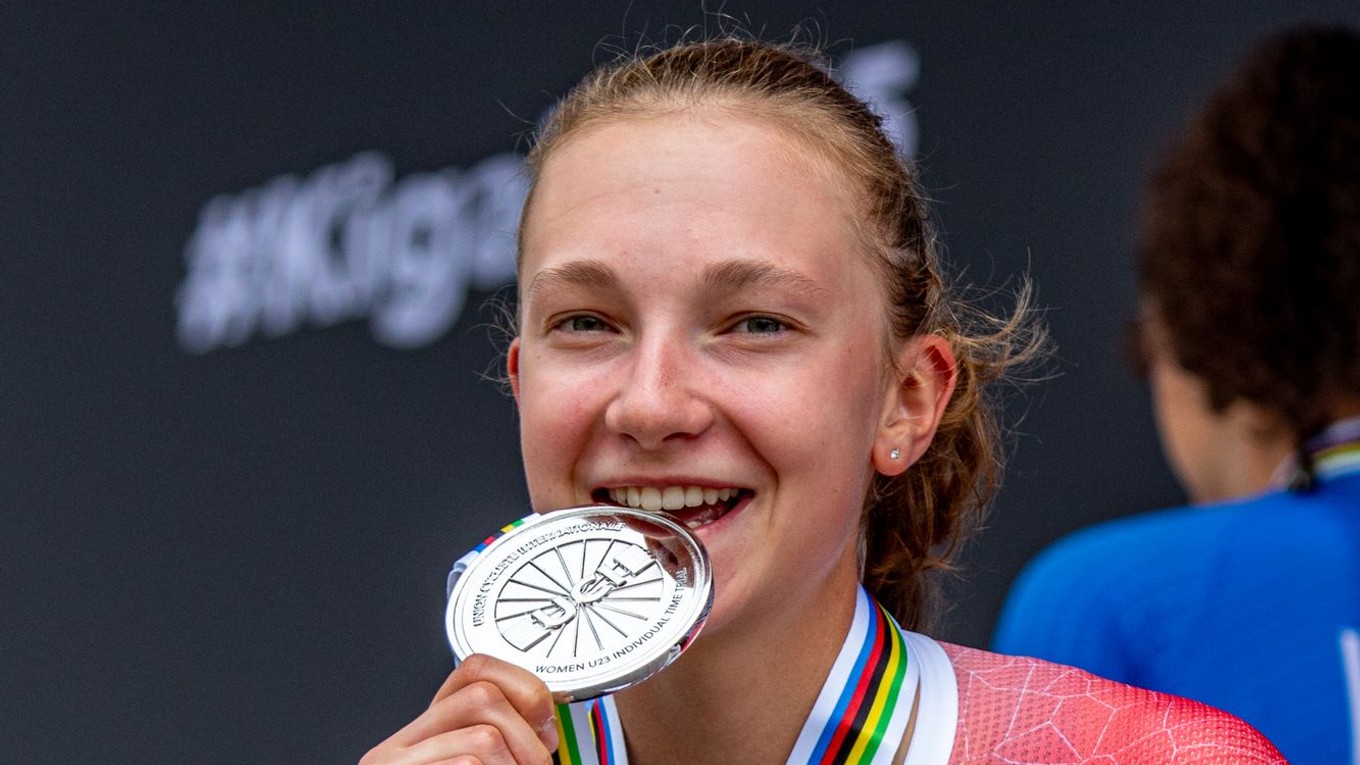 Viktória Chladoňová so striebornou medailou z časovky U23 na MS v cyklistike 2025.