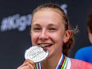 Viktória Chladoňová so striebornou medailou z časovky U23 na MS v cyklistike 2025.