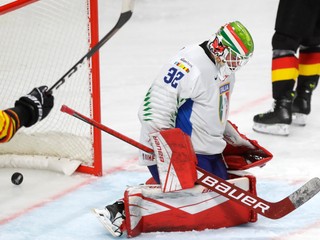 Zostrih zápasu Nemecko - Taliansko na MS v hokeji 2021.