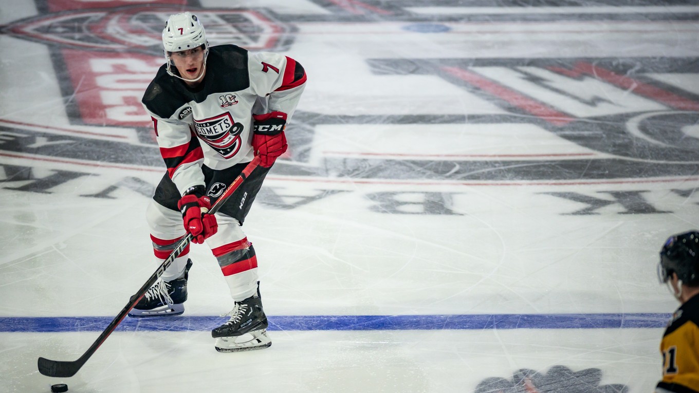 Šimon Nemec v drese tímu AHL Utica Comets.