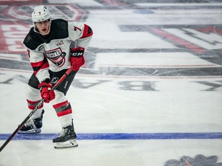 Šimon Nemec v drese tímu AHL Utica Comets.