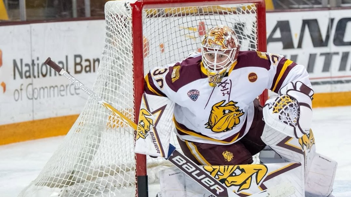 Adam Gajan v bránke UMD Bulldogs.