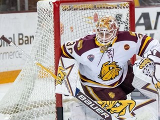 Adam Gajan v bránke UMD Bulldogs.