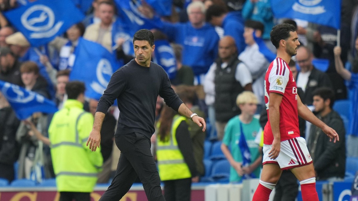 Mikel Arteta odchádza z ihriska po prehre Arsenalu v Brightone 0:3.
