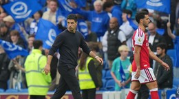 Mikel Arteta odchádza z ihriska po prehre Arsenalu v Brightone 0:3.
